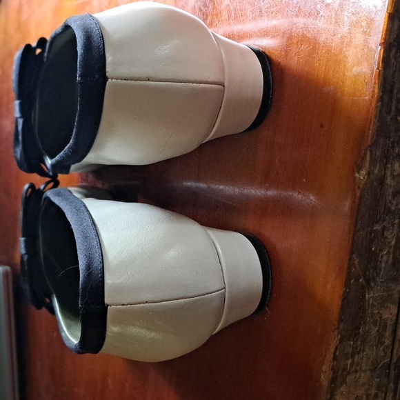 Last Chance! Will Be Pulling Soon!Van Eli black & cream shoes - Picture 4 of 8